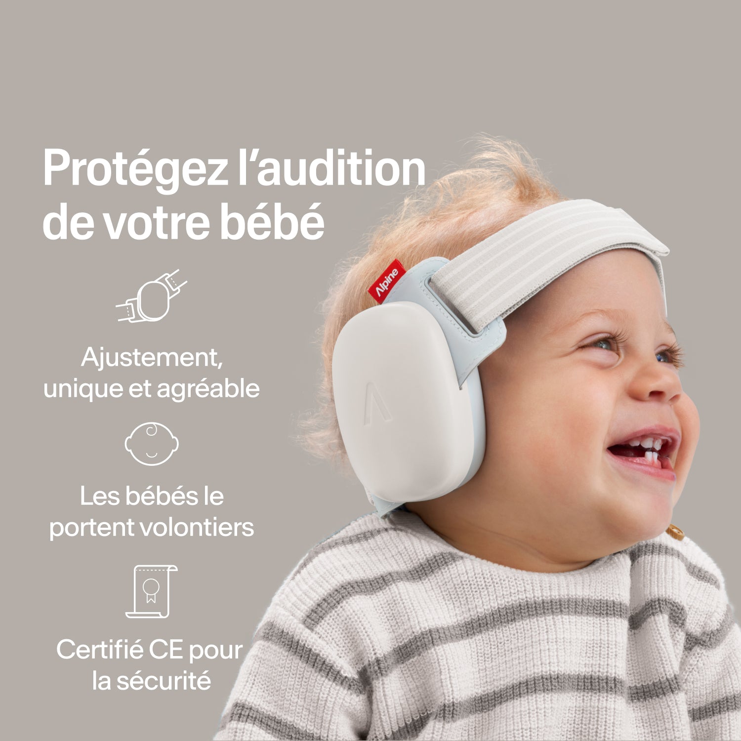 Bébé heureux portant des protège-oreilles Alpine soft-sand, ajustement sécurisé, protection auditive certifiée CE