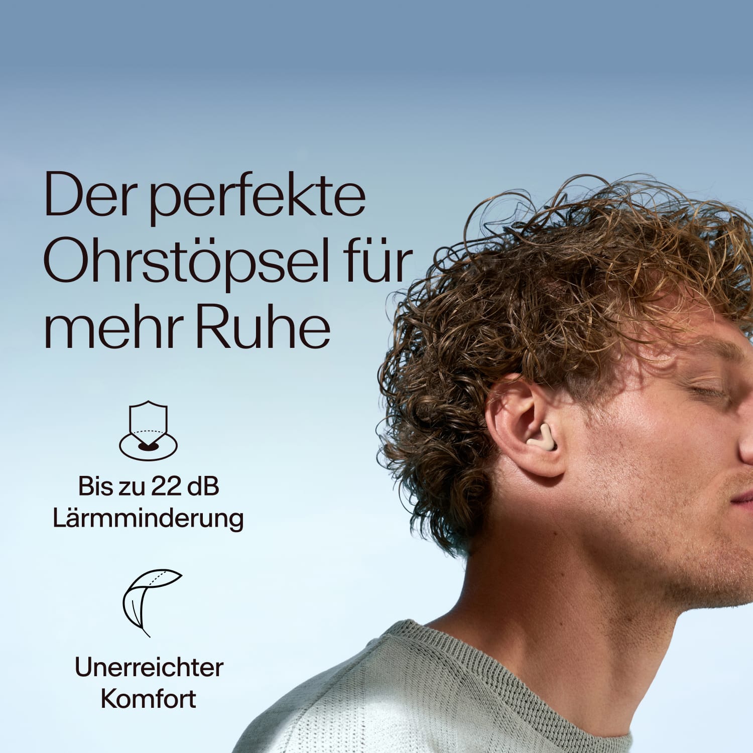 Ein Mann trägt Alpine Silence in Beige, mit einer Dämpfung von 22dB