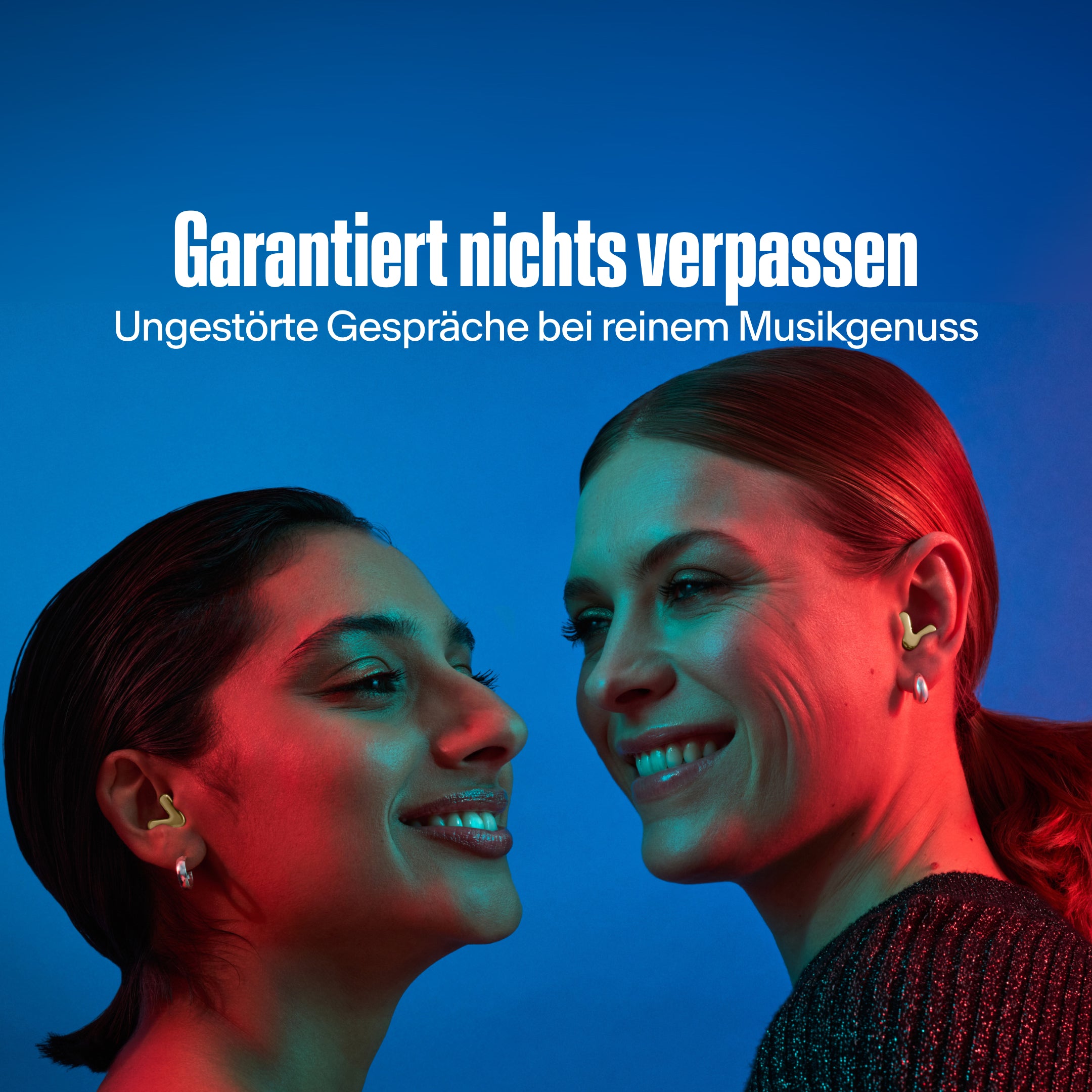 Zwei Frauen mit Alpine Tune in Gold tanzen zusammen