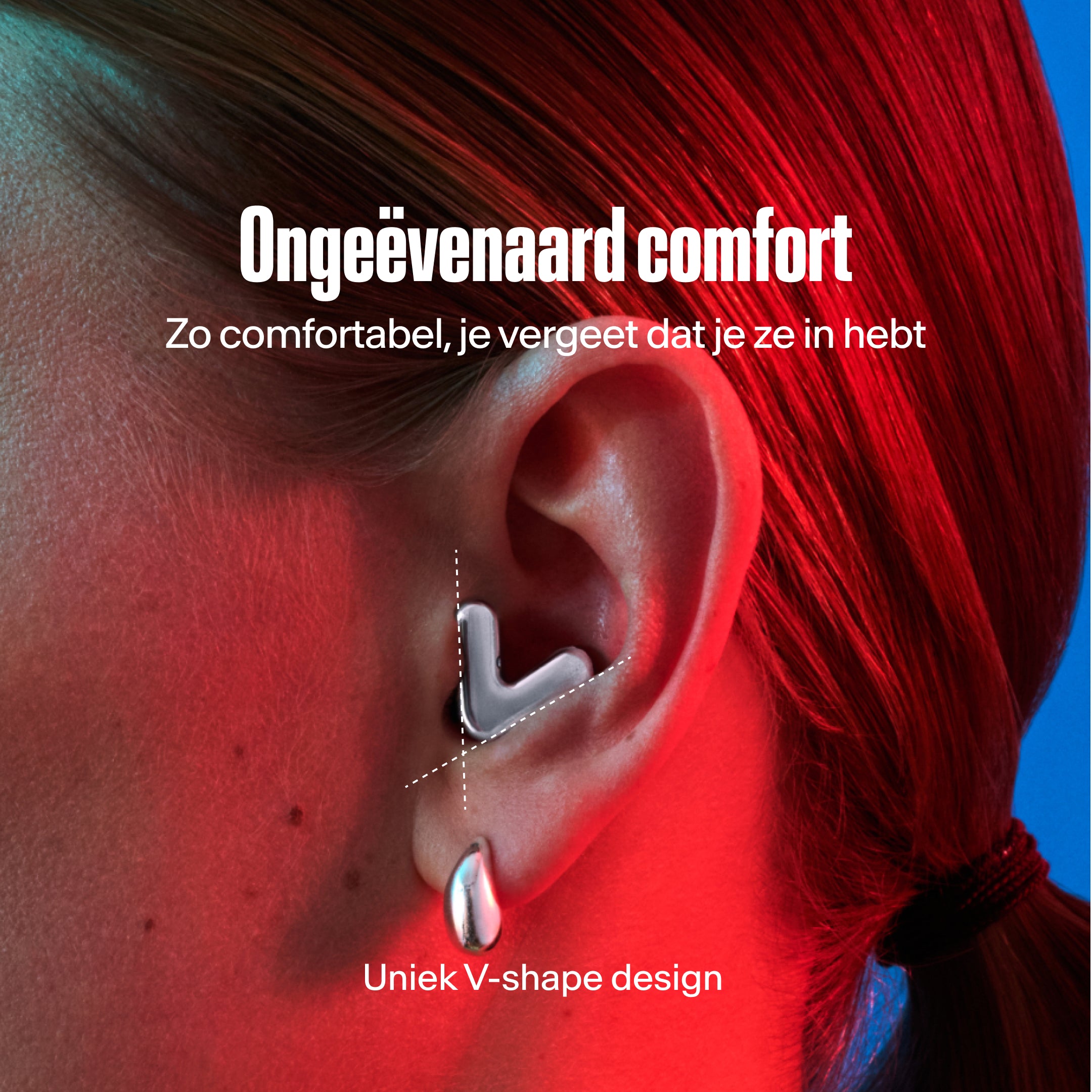Detailbeeld van een oor met een Alpine Tune oordopje in silver, met de perfecte pasvorm in het oor