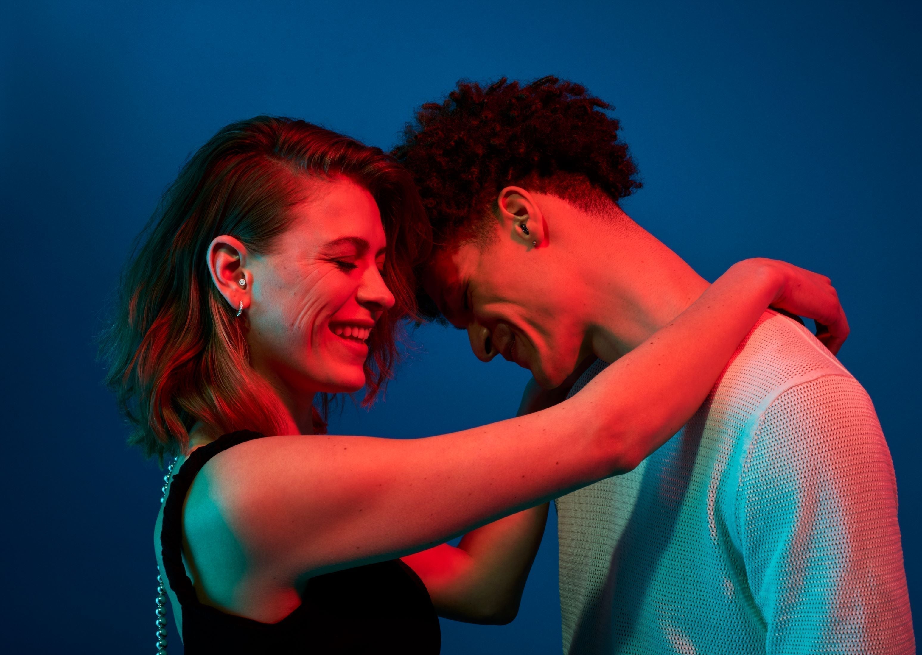 Een vrouw en een man die op muziek dansen met Alpine-oordoppen.