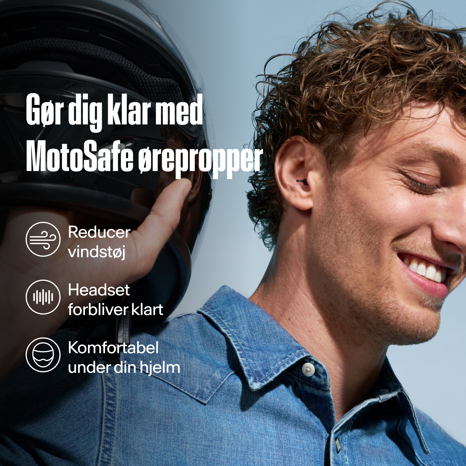 Smilende mand med en motorcykelhjelm, tekst "Gør dig klar med MotoSafe ørepropper": "Reducer vindstøj", "Headset forbliver klart", "Komfortabel under din hjelm" (Alpine MotoSafe Tour) 