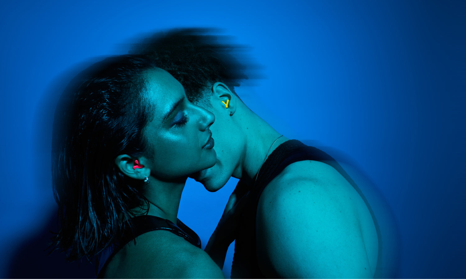 man en vrouw dansend in het donker met neon alpine tune