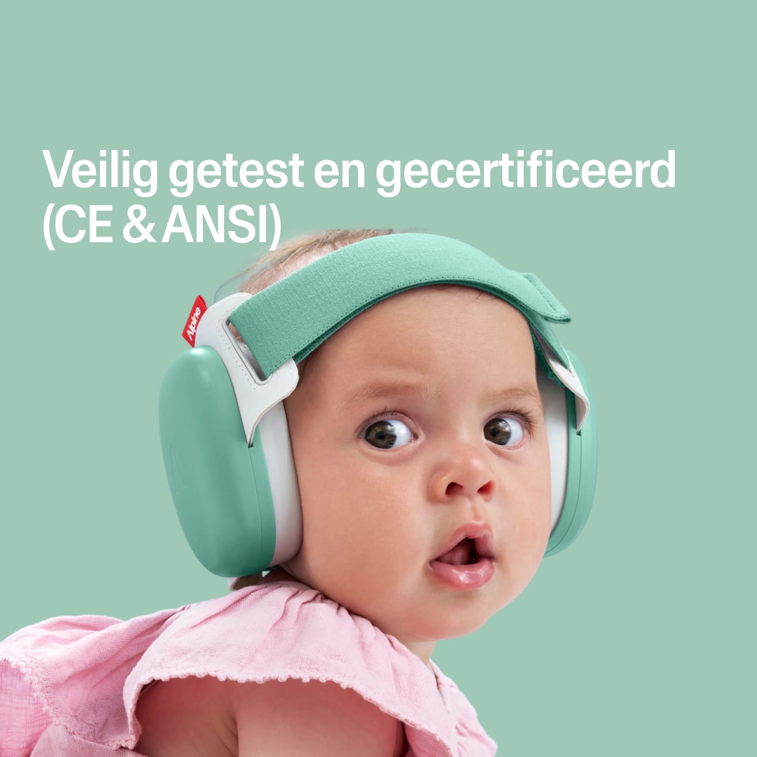 Baby met salie­groene Alpine gehoorbescherming, veilig getest en gecertificeerd CE & ANSI 