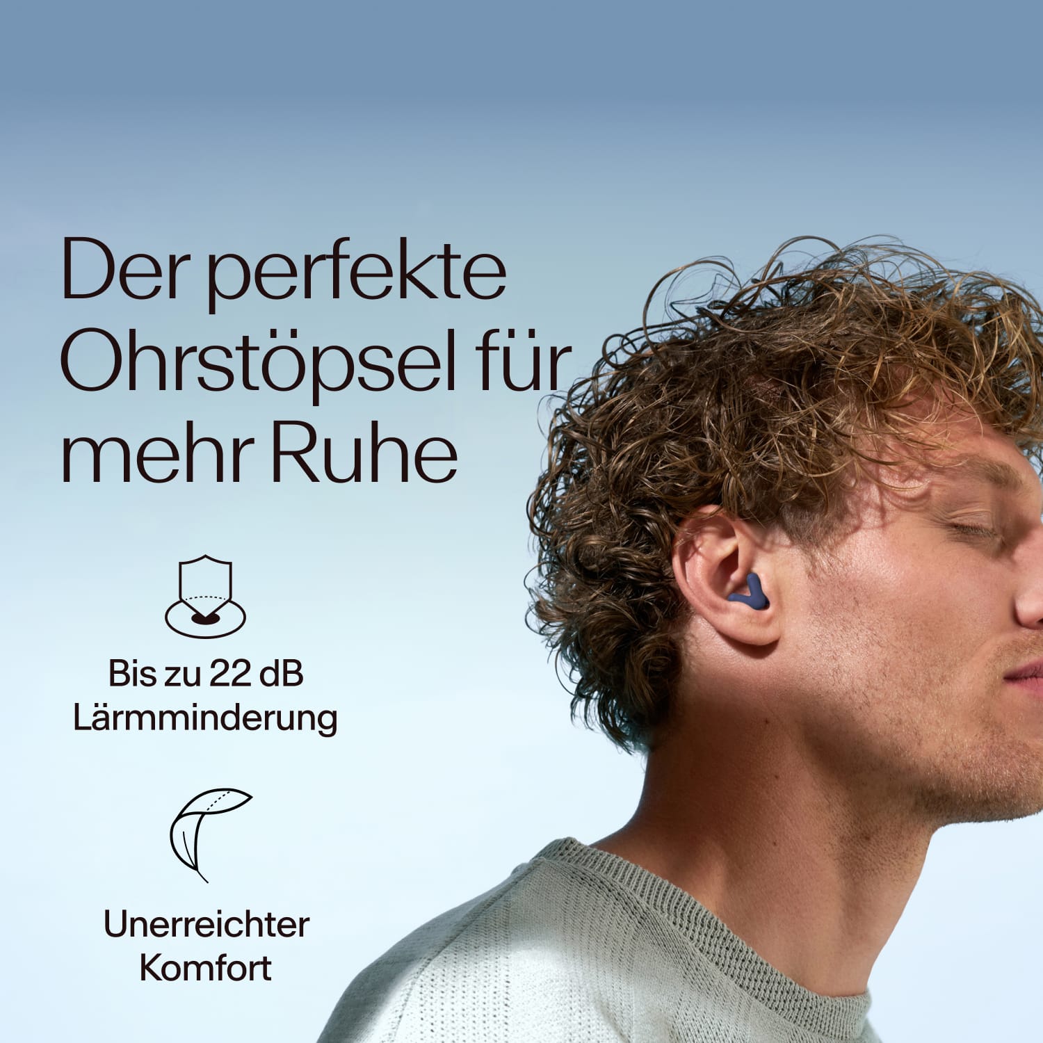 Ein Mann trägt Alpine Silence in Dunkelblau, mit einer Dämpfung von 22dB 