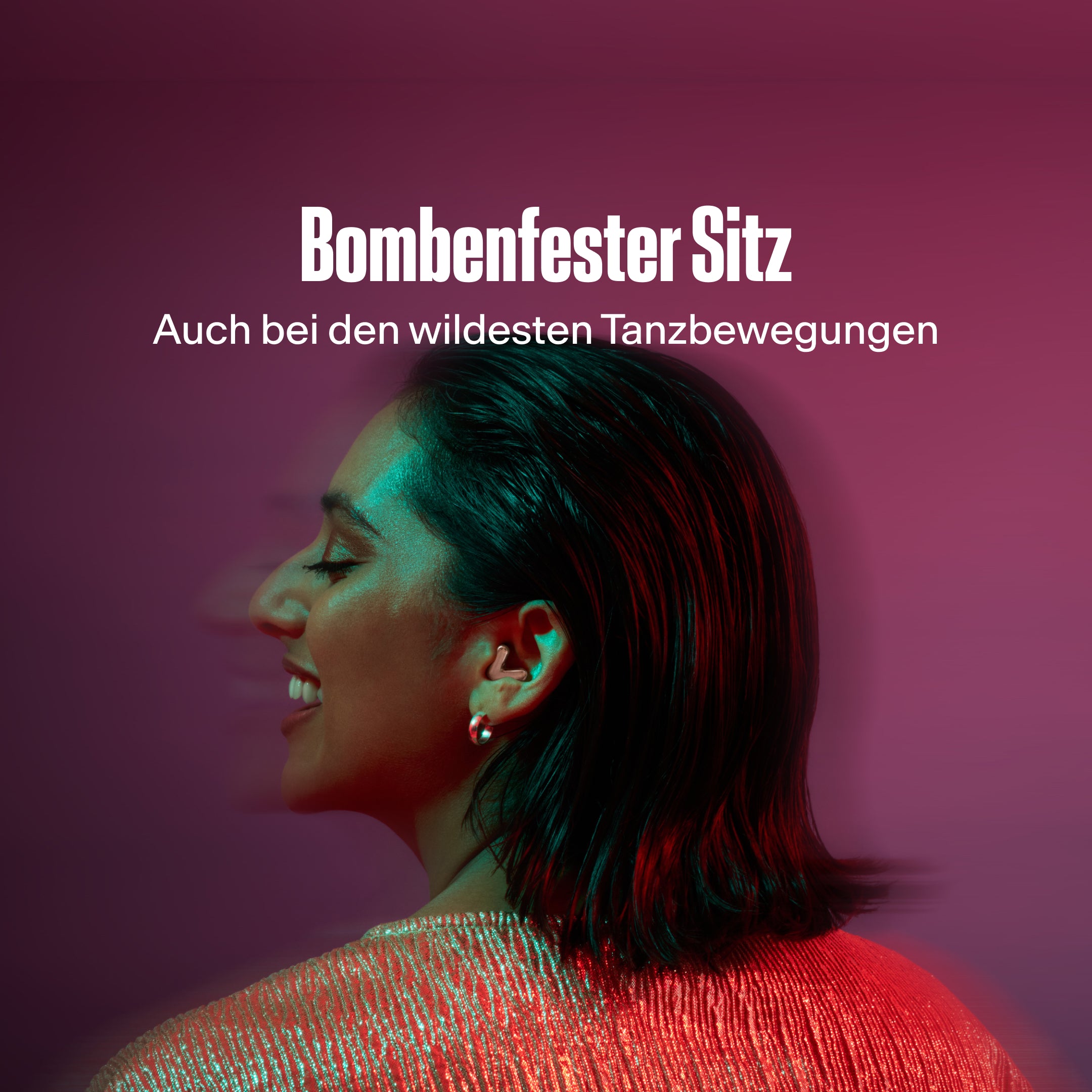 Frau trägt Alpine Tune in Roségold beim Tanzen 