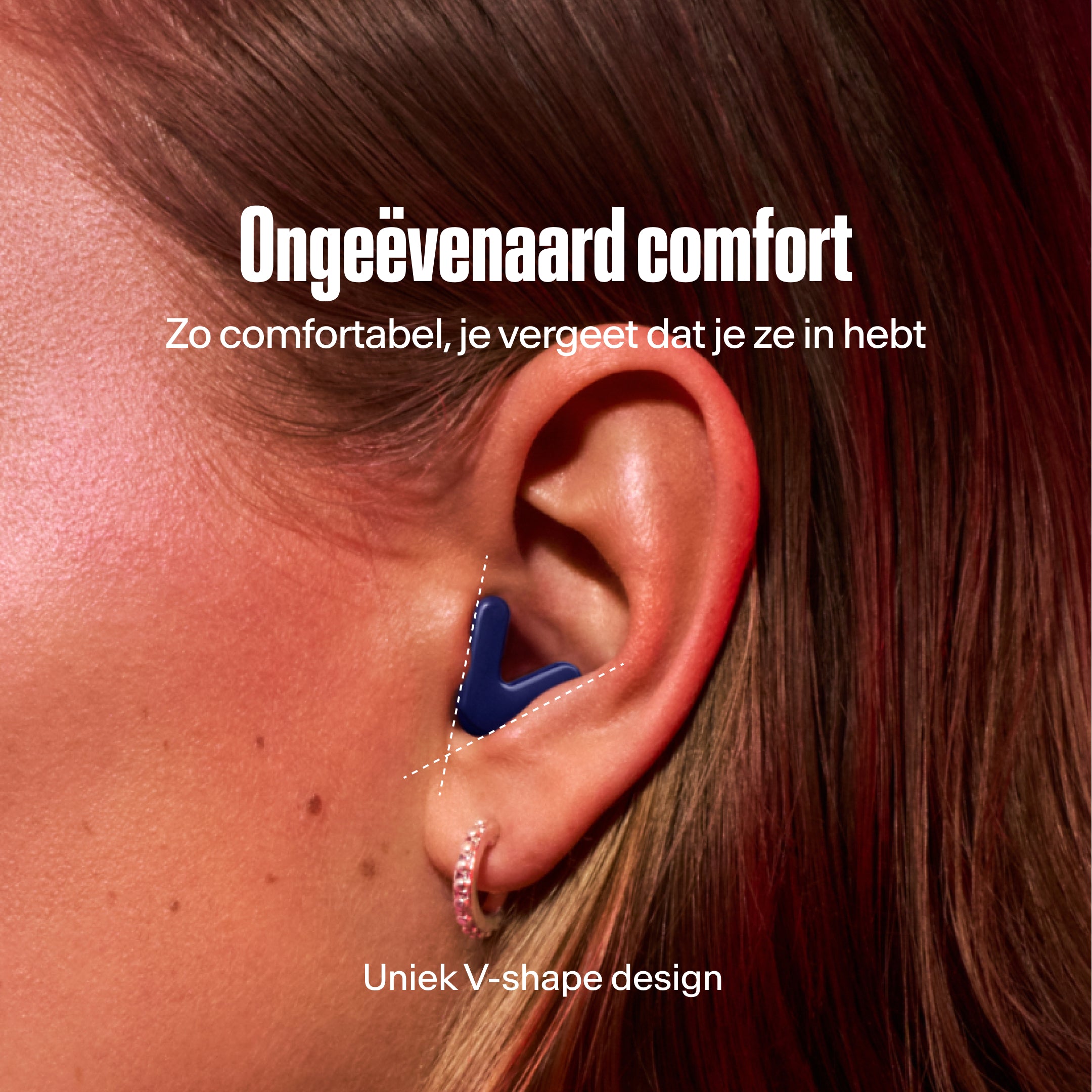 Detailbeeld van een oor met een Alpine Tune oordopje in dark-blue, met de perfecte pasvorm in het oor 